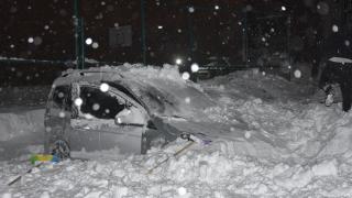 Bitlis'te 7 otomobilin üzerine çığ düştü