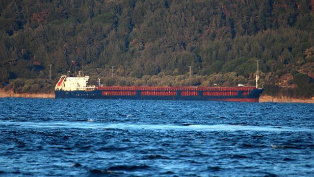 Çanakkale Boğazında gemi karaya oturdu