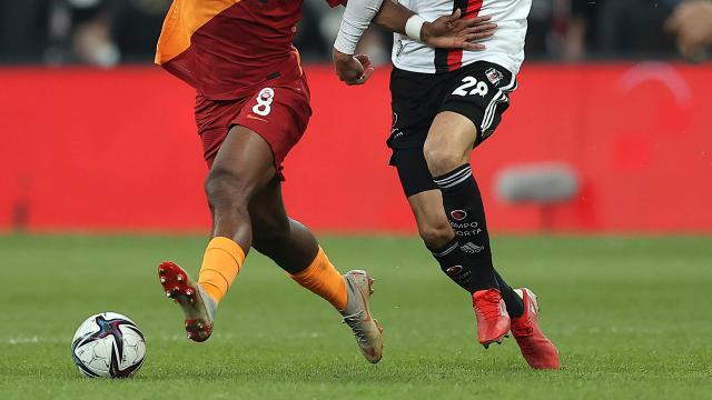 Galatasaray-Beşiktaş maçından bir ikili mücadele