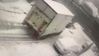 Karla kaplı yokuştan kayan kamyonet devrildi