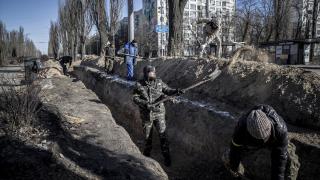 Kiev'de halk şehrin etrafına hendek kazıyor