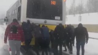 Yolda kalan İETT otobüsünü yolcular kurtardı