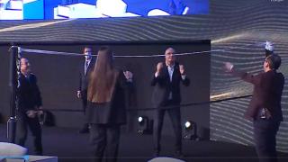 Çavuşoğlu ve Kasapoğlu, gençlik paneli öncesi voleybol oynadı