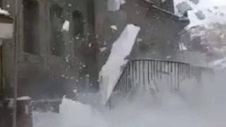 Çatıdan düşen kar kütlesi demir korkulukları yerinden söktü