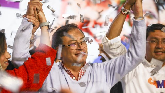Kolombiyanın yeni Cumhurbaşkanı Petro, mazbatasını teslim aldı