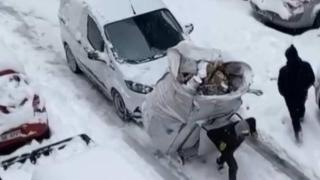 Yokuşu çıkamayan kağıt toplayıcısına otomobiliyle destek verdi