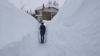 Kar yığınlarının arasından evlerine yol açtılar