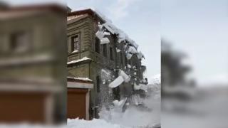 Bitlis'te çatıda biriken kar yığını çığ gibi düştü: O anlar kamerada