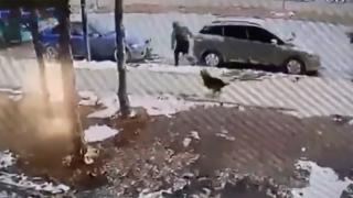 Sokak köpeğinden kaçan çocuğa otomobil çarptı