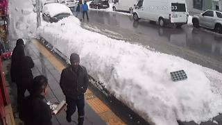 Kar altında kalmaktan son anda kurtuldular