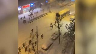 Önce ittiler sonra peşinden koştular