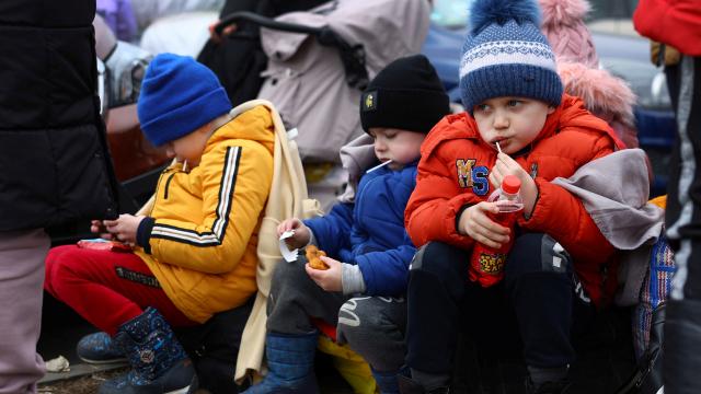Yunanistanda Ukraynalı mültecilerin insani yardım malzemeleri yandı