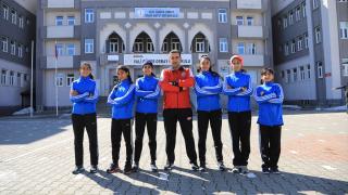 Okula devam sıkıntısı yaşarken atletizmde Türkiye Şampiyonluğuna uzandılar