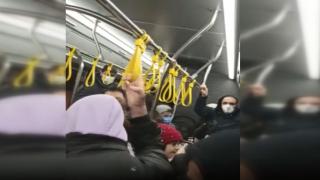 Yolda kalan otobüsü zıplayarak hareket ettirmeye çalıştılar