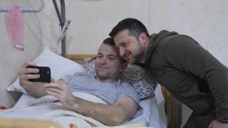 Ukrayna Devlet Başkanı Zelenskiy'den yaralı askerlere ziyaret