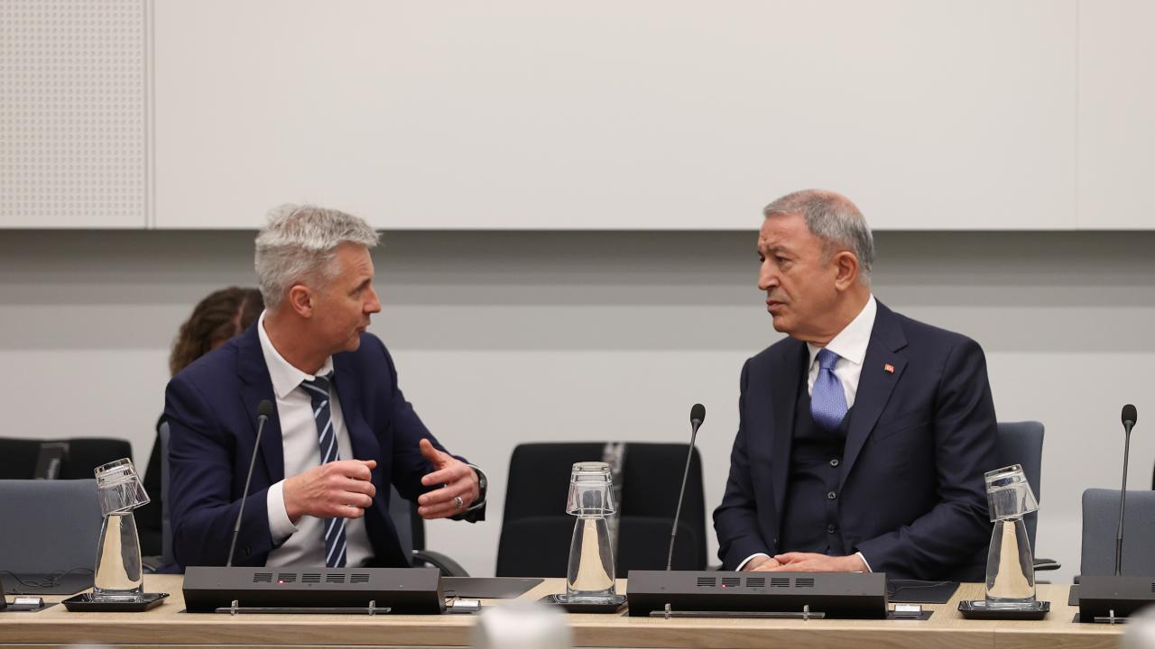 Bakan Akar Letonya Savunma Bakanı Pabriks ile bir araya geldi