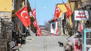 Köye asılan Türk bayrakları 2006'dan bu yana hiç indirilmedi