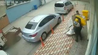Sokaktaki çöp kovalarını çaldılar