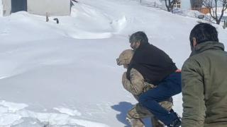 Jandarma kanser hastasını karlı yollarda sırtında taşıdı