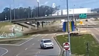 Kontrolden çıkan tır yola girdi