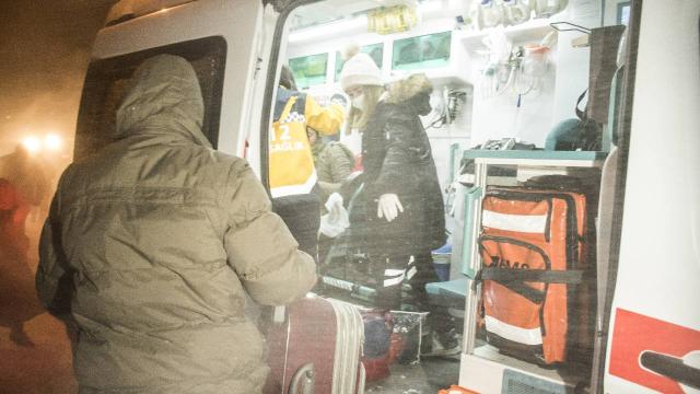 Kars'ta ekipler doğum sancısı tutan kadın için seferber oldu