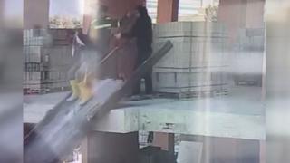 Dikkatsiz işçi, bastığı malzemeyle birlikte ikinci kattan düştü