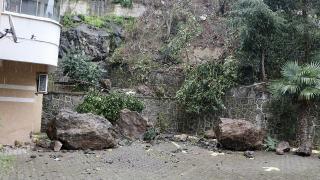 Yamaçtan kaya parçaları koptu: 2 kişi saniyelerle kurtuldu