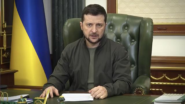 Zelenskiy: Bazı siyasi partilerin faaliyetleri askıya alındı