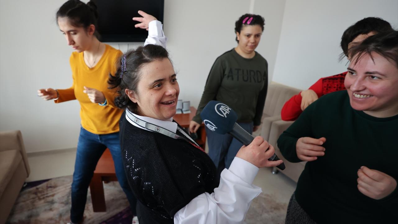 Galatasaraylı futbolculardan imzalı forma istiyor