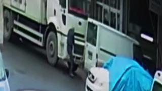 Kayan kamyonu elleriyle durdurmaya çalıştı