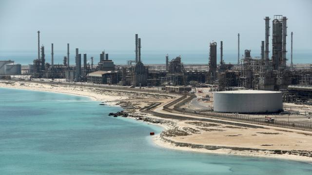 Suudi Arabistan'da Enerji Tesislerine Yönelik Saldırılar Sonrası Günlük 700 Bin Varil Petrol Akışı Kaybı Yaşandı