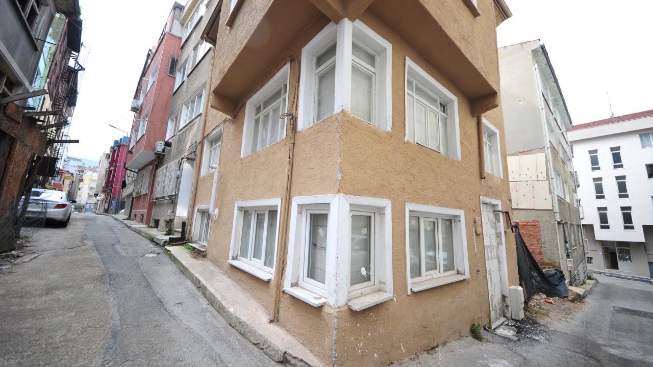 Hırsızlardan bıktı, kapı ve pencerelere duvar ördürdü