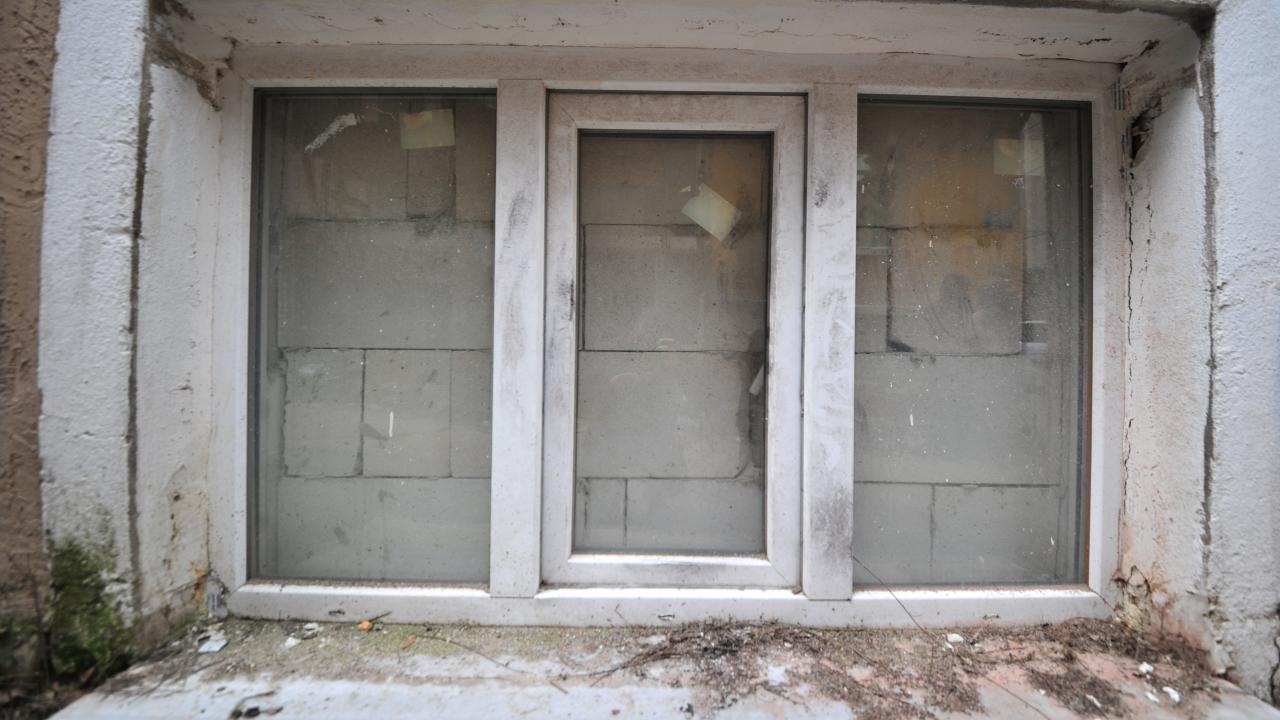 Hırsızlardan bıktı, kapı ve pencerelere duvar ördürdü