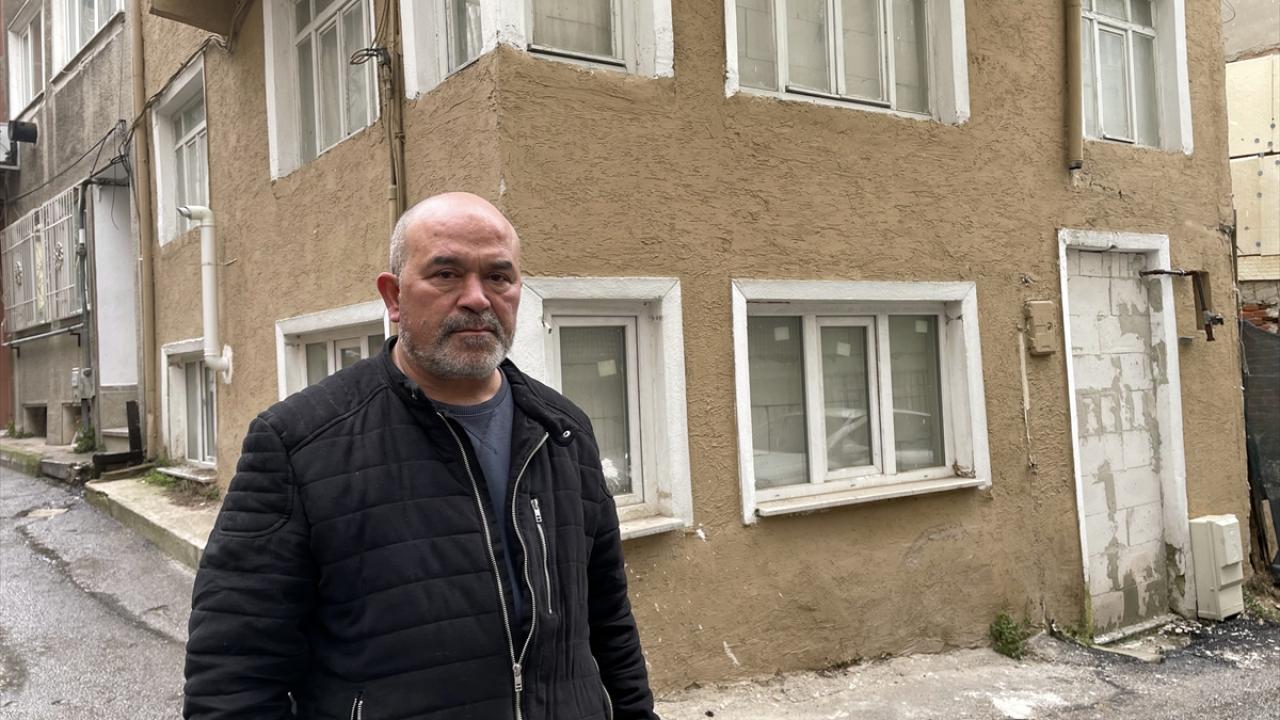 Emlakçı evi görmek isteyenlere videosunu izletiyor