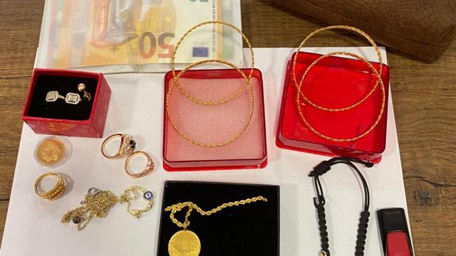 Ağrıda bir kişi minibüste 100 bin liralık altın ve döviz unuttu