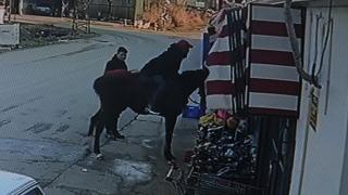 Çaldığı atla markete girdi