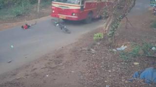 Bisikletin kontrolünü kaybeden çocuk mucize eseri kurtuldu