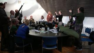 Estonyalı kadınlar, Ukrayna'daki savaş sonrası savunma eğitimi alıyor