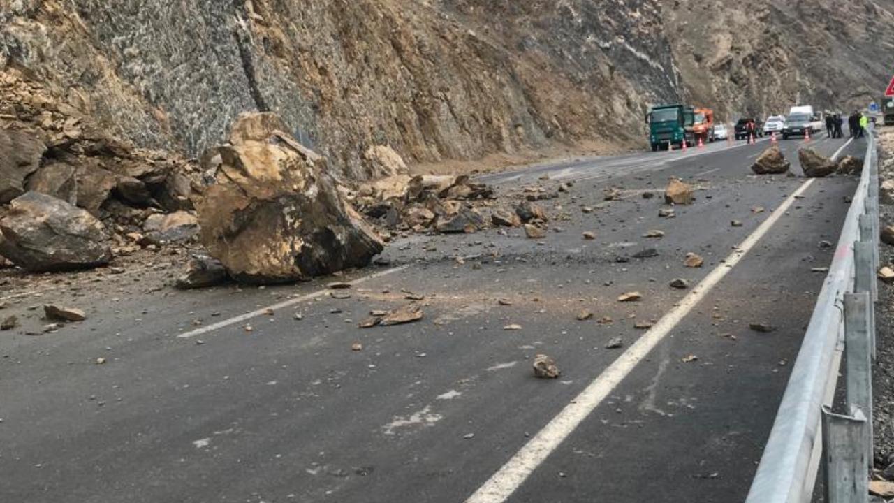 Hakkari'de dağdan kopan kaya parçaları yolu kapattı