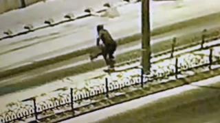 Refüjdeki demir çitlerin çalınma anı kamerada