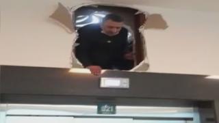 Asansörde mahsur kaldılar, duvarı kırarak kurtuldular