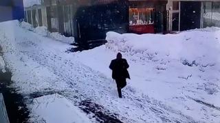 Kar kütlesinin altında kalmaktan son anda kurtuldu
