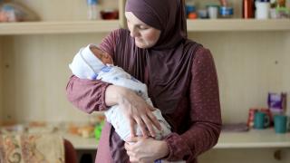 Savaş mağduru annenin bebeği gözlerini Türkiye'de açtı