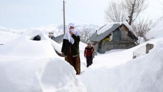 Kara gömülen evde mahsur kalan aileyi itfaiye kurtardı