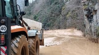 Trabzon-Bayburt kara yolunda heyelan meydana geldi