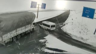 Saman yüklü kamyon minibüsle böyle çarpıştı