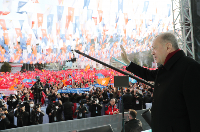 "Birileri laf üretir biz ise iş üretiriz"