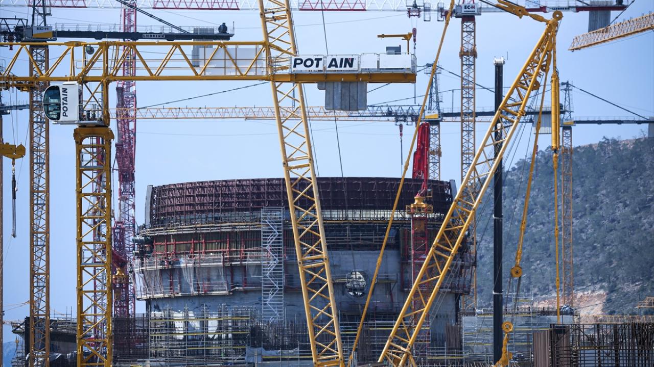 "Santralde yaklaşık 20 bin işçi ve uzman çalışıyor"