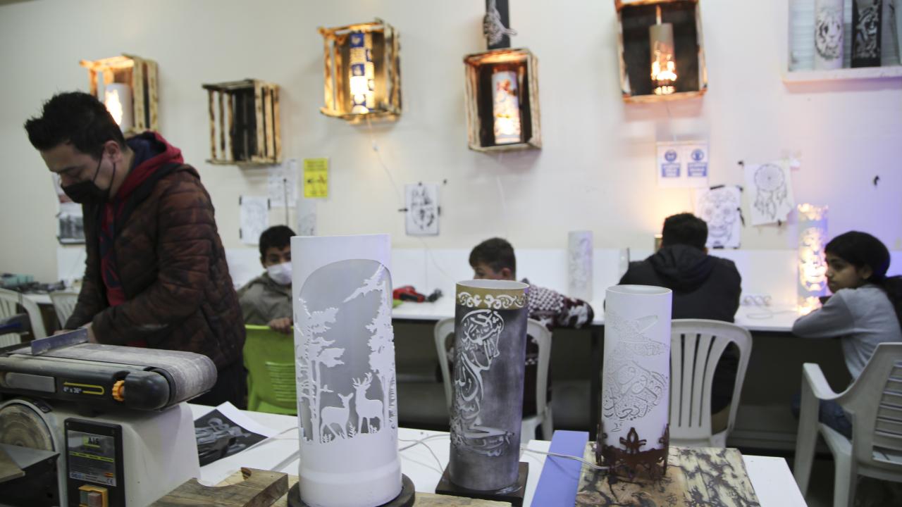 Öğrencilerin zihinsel gelişimi yanında el işlerinin de gelişimi için çeşitli çalışmalar yürüttüklerini ifade eden Baran, şöyle konuştu: