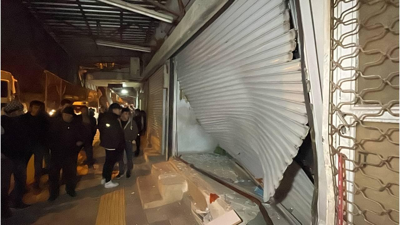 Adıyaman'da kamyonet iş yerine girdi: 5 yaralı